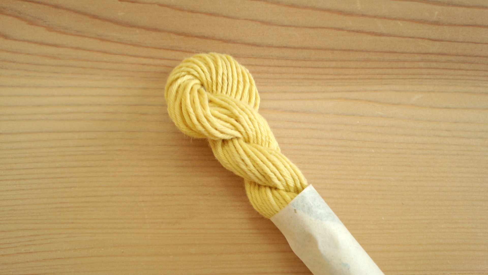 オリーブ染め　糸　草木染