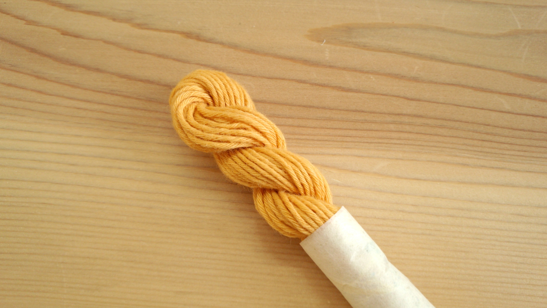 オリーブ染め　糸　草木染