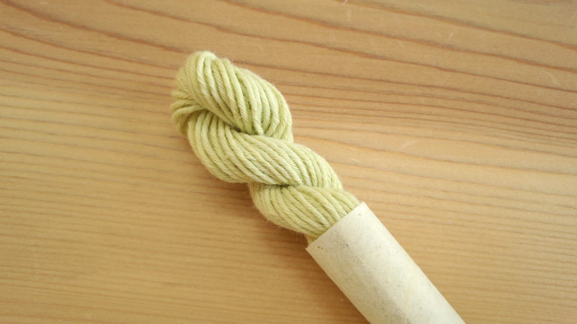 オリーブ染め　糸　草木染