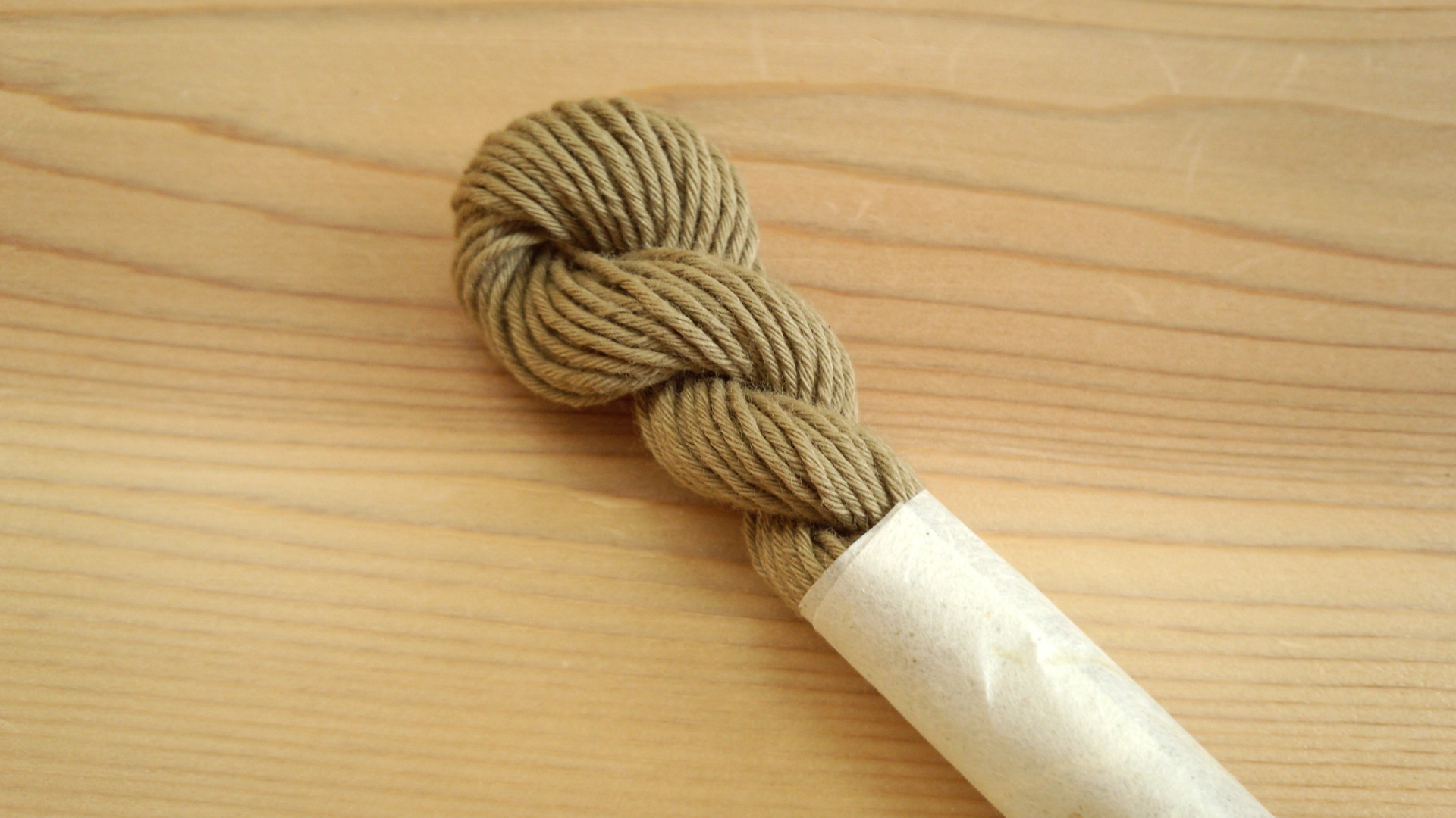 オリーブ染め　糸　草木染